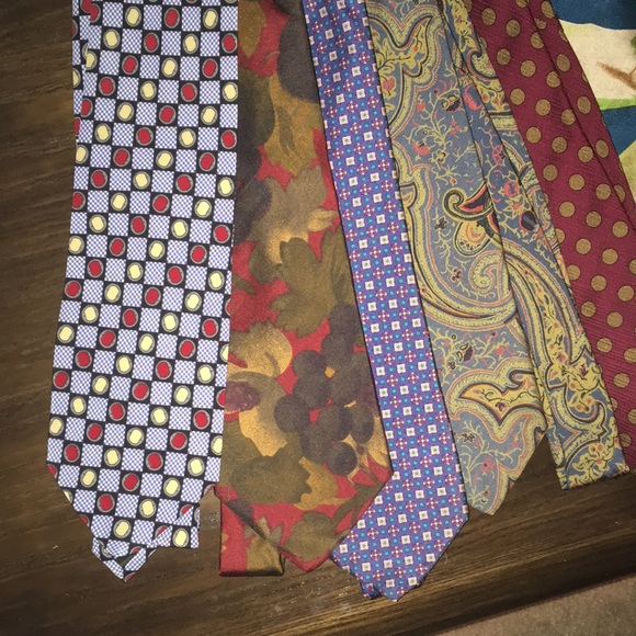 Box of 10 Silk ties, that’s $2 per tie - Picture 2 of 6